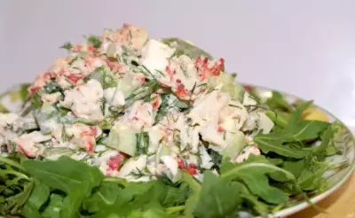 Крабовый салат с чесноком
