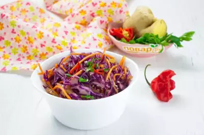 Азиатский салат с имбирем и чили