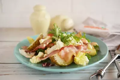 Теплый салат с картофелем и беконом