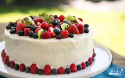 Бисквитный торт с фруктами и творожным кремом