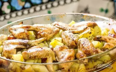 Крылья куриные с картошкой в духовке