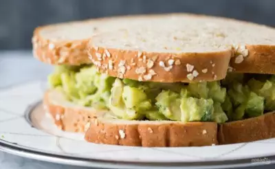 Сэндвич с авокадо и курицей фото