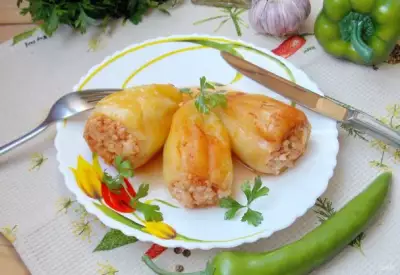 Фаршированный перец с курицей и капустой