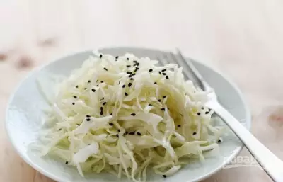 Салат из свежей капусты с чесноком
