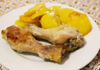 Курица с картошкой, чесноком и майонезом