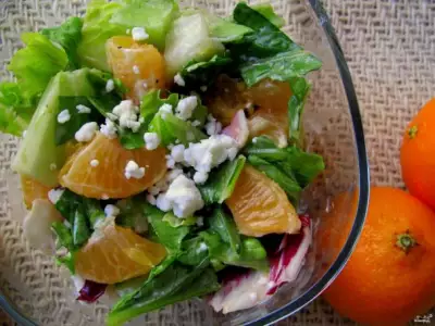Салат с зеленью и мандаринами