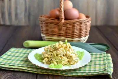 Салат с луком-пореем и яйцом фото