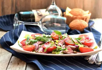 Салат с помидорами говядиной гриль и трюфельным маслом