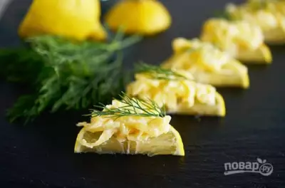 Острый сыр на лимонных дольках