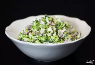 Салат из брокколи с изюмом и семечками фото