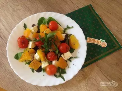 Салат с моцареллой, запеченными перцем и помидорами