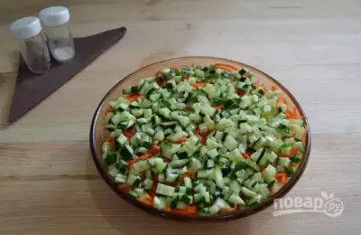 Слоеный салат с курицей и жареными грибами