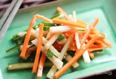Салат с дайконом, огурцом и морковью фото