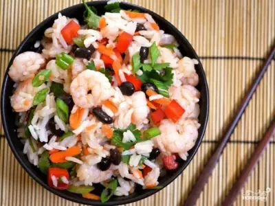 Салат с рисом и креветками фото
