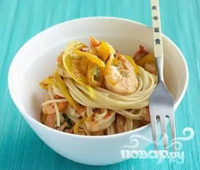 Спагетти с креветками и овощами