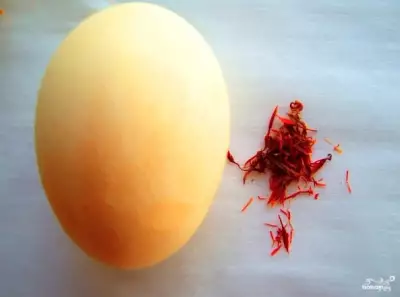 Крашеные яйца шафраном оранжевые