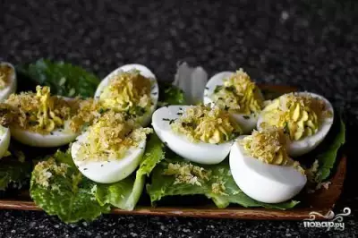 Салат с фаршированными яйцами