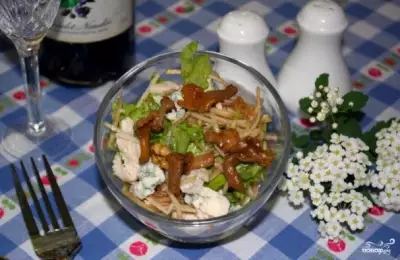 Салат с лисичками маринованными