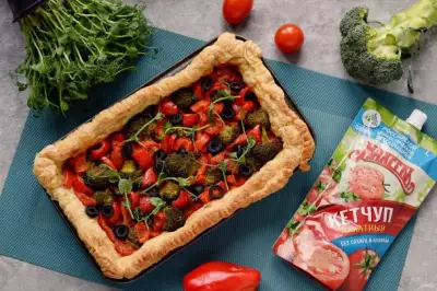 Пирог на слоеном тесте с овощами и кетчупом махеевъ