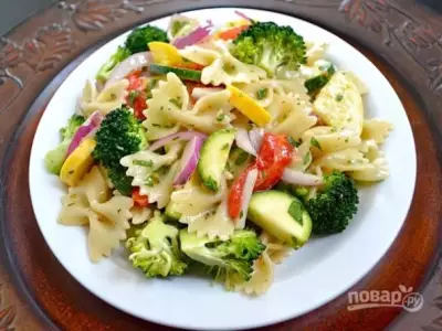 Летний салат с макаронами и овощами фото