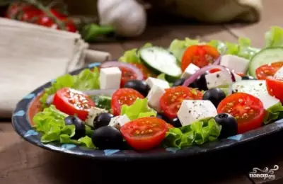 Греческий салат с моцареллой фото