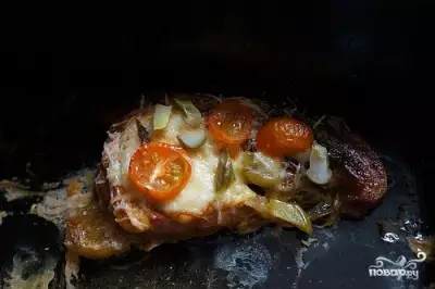 Мясо по-французски в духовке с помидорами