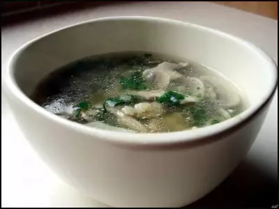 Куриный суп с грибами и луком пореем