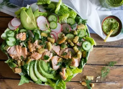 Салат с лососем и авокадо фото