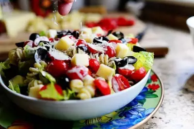 Салат с макаронами и помидорами фото
