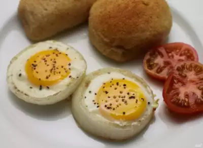Яйца в луковых кольцах
