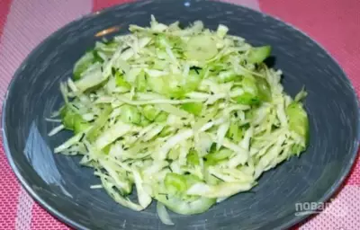 Салат из свежей капусты и огурцов