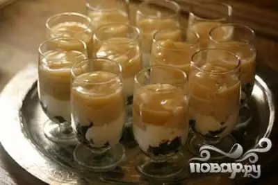 Десерт с йогуртом, черносливом и бренди фото