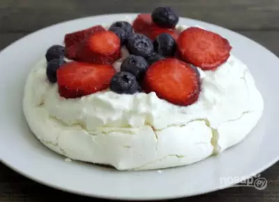 Воздушный десерт с ягодами фото