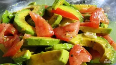 Острый салат с авокадо и помидорами