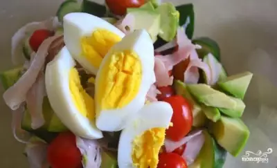 Салат с мясом, помидорами и яйцами фото