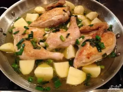 Курица с картошкой, тушенная в сковороде