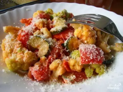 Цветная капуста в сливочном соусе с овощами