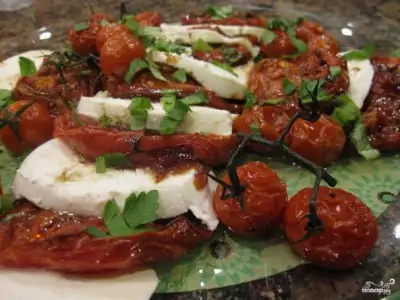 Салат из моцареллы и запечённых помидоров фото