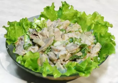 Салат пикантный с курицей и грибами