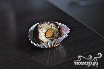 Кокосовые конфеты с миндалем и шоколадом