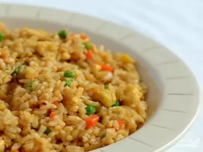 Рис с морковкой и луком на сковороде