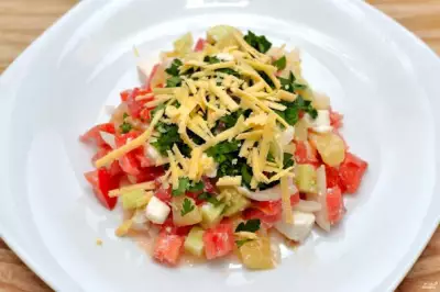 Салат с брынзой и овощами