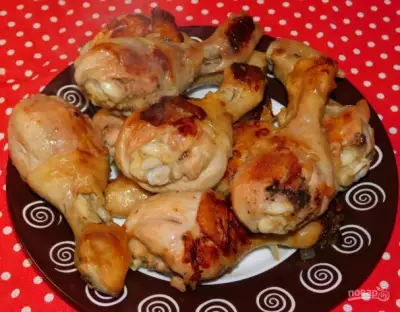 Куриные голени с луком на сковороде