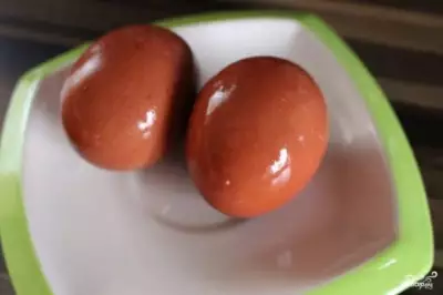 Яйца крашеные молотым красным перцем паприкой