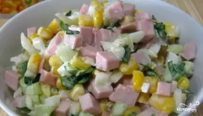 Салат с колбасой и кукурузой фото