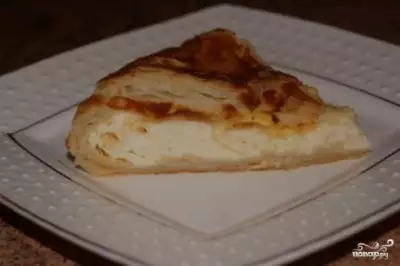 Сырный пирог из слоеного теста