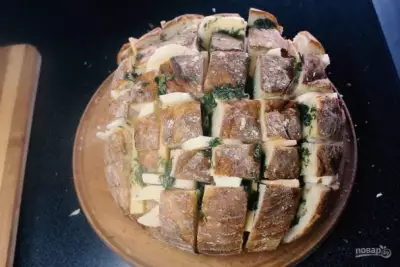 Закусочный хлеб с сыром и зеленью