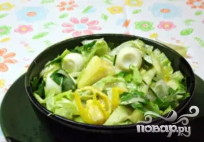 Летний салат с латуком и ананасом