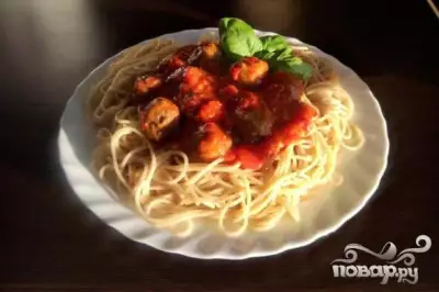 Спагетти с фрикадельками и листовой свеклой