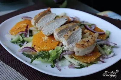 Салат с курицей и рукколой